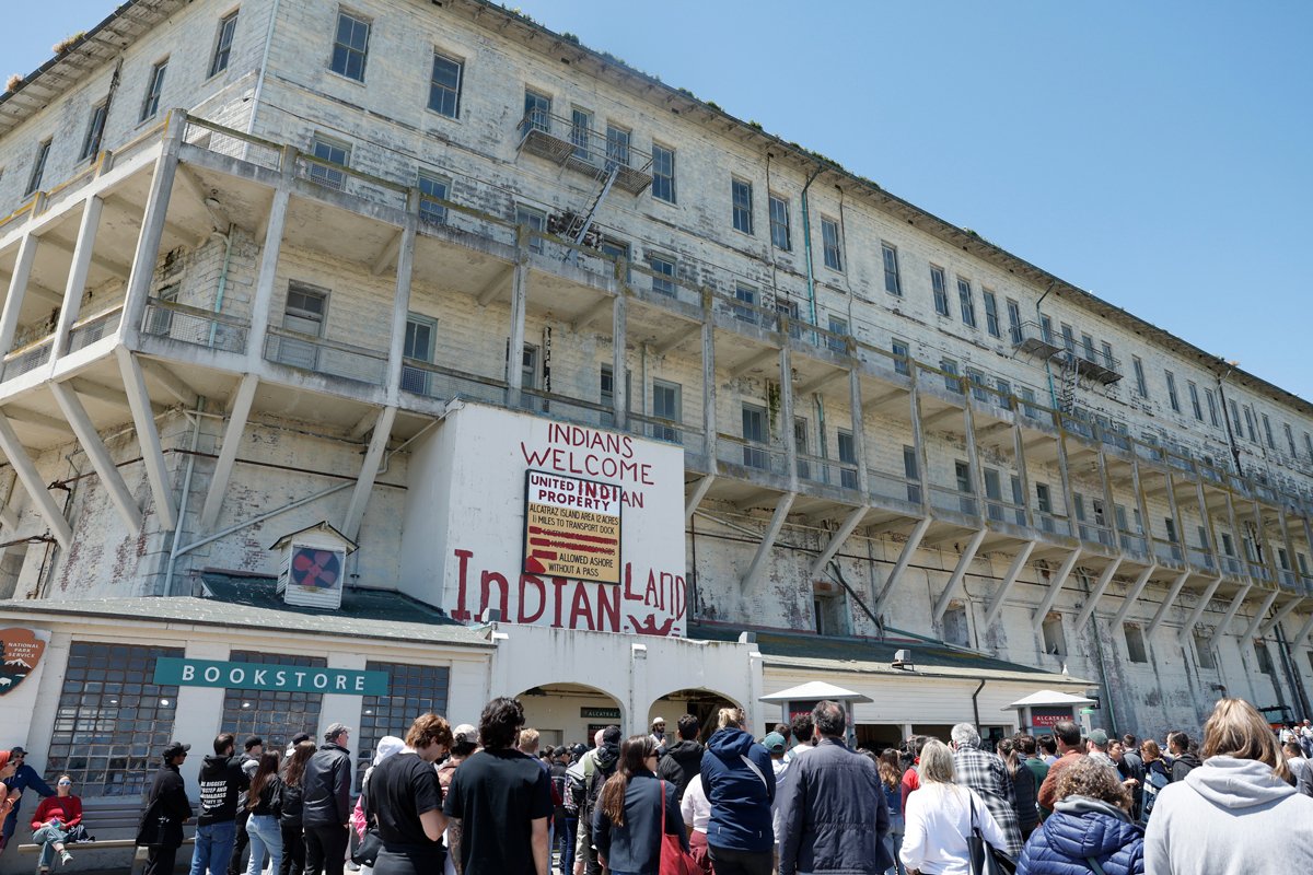 Туристы на Алькатрасе, 13 мая 2025 года. Фото: John G. Mabanglo / EPA