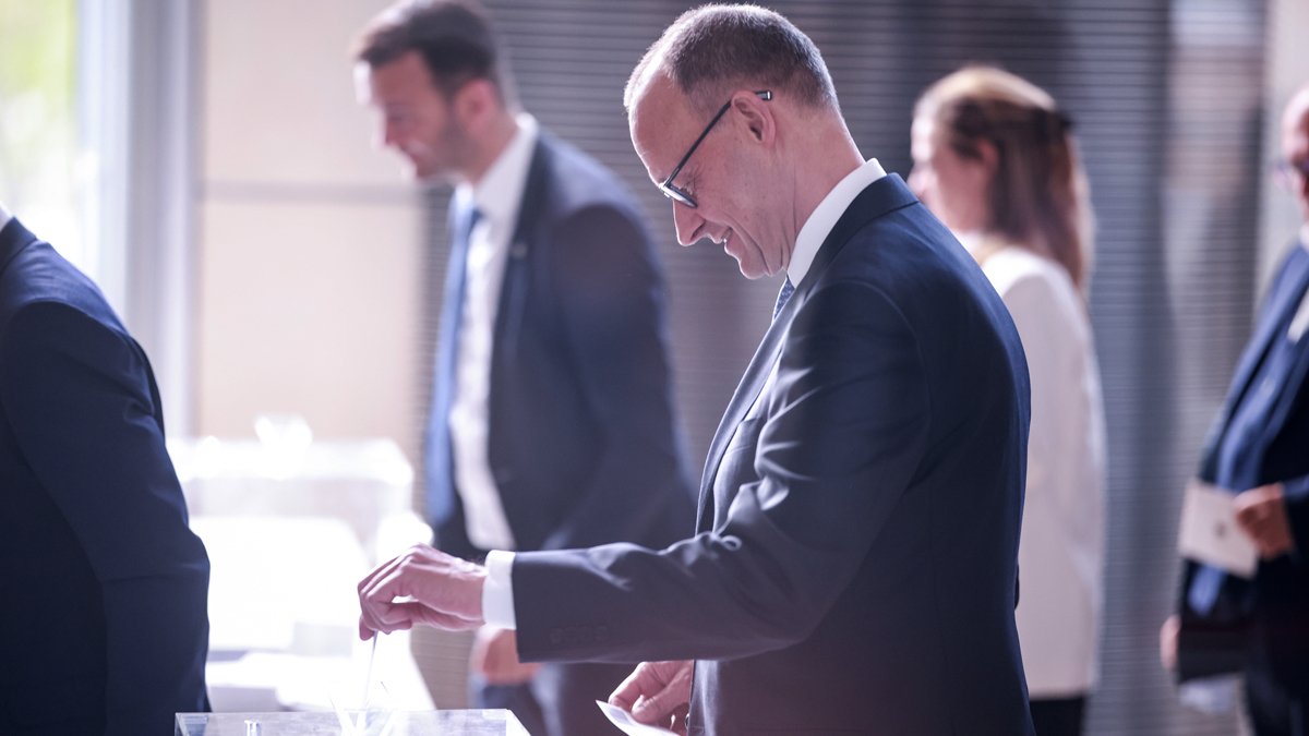 Фридрих Мерц опускает бюллетень во время второго тура голосования в Бундестаге, Берлин, 6 мая 2025 года. Фото: Clemens Bilan / EPA