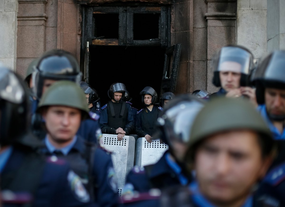 Украинские полицейские охраняют дом профсоюзов, Одесса, 4 мая 2014 года. Фото: Gleb Garanich / Reuters / Scanpix / LETA