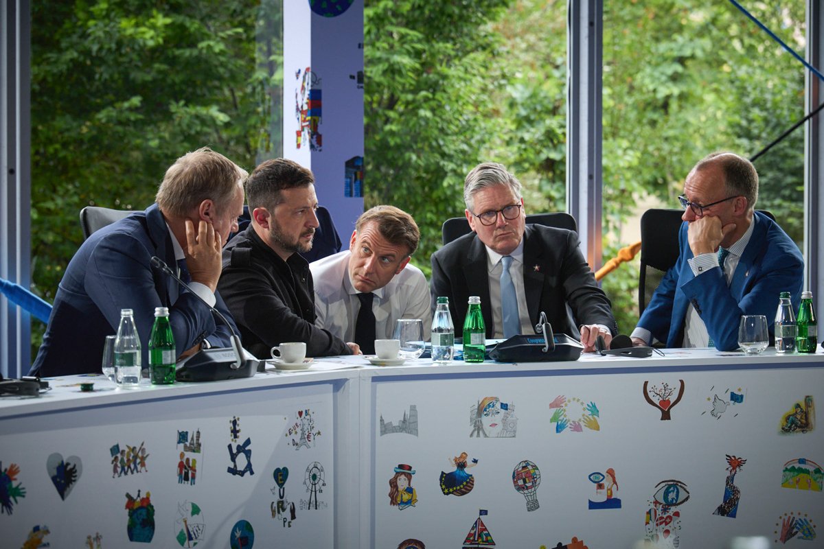 Премьер-министр Польши Дональд Туск, президент Украины Владимир Зеленский, президент Франции Эммануэль Макрон, премьер-министр Великобритании Кир Стармер и канцлер Германии Фридрих Мерц во время встречи в Тиране, Албания, 16 мая 2025 года. Фото: EPA