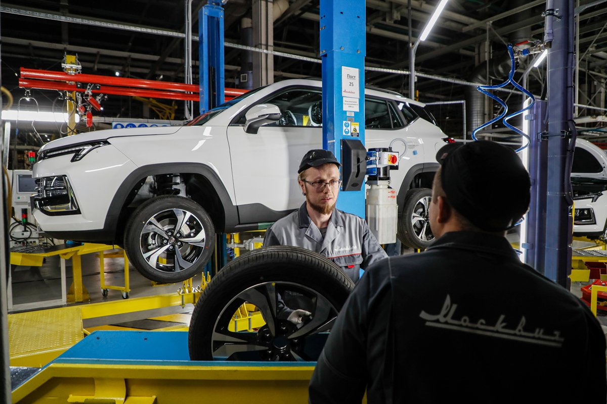 Рабочие собирают кроссоверы «Москвич 3» на конвейере Московского автомобильного завода, 23 ноября 2022 года. Фото: Юрий Кочетков / EPA