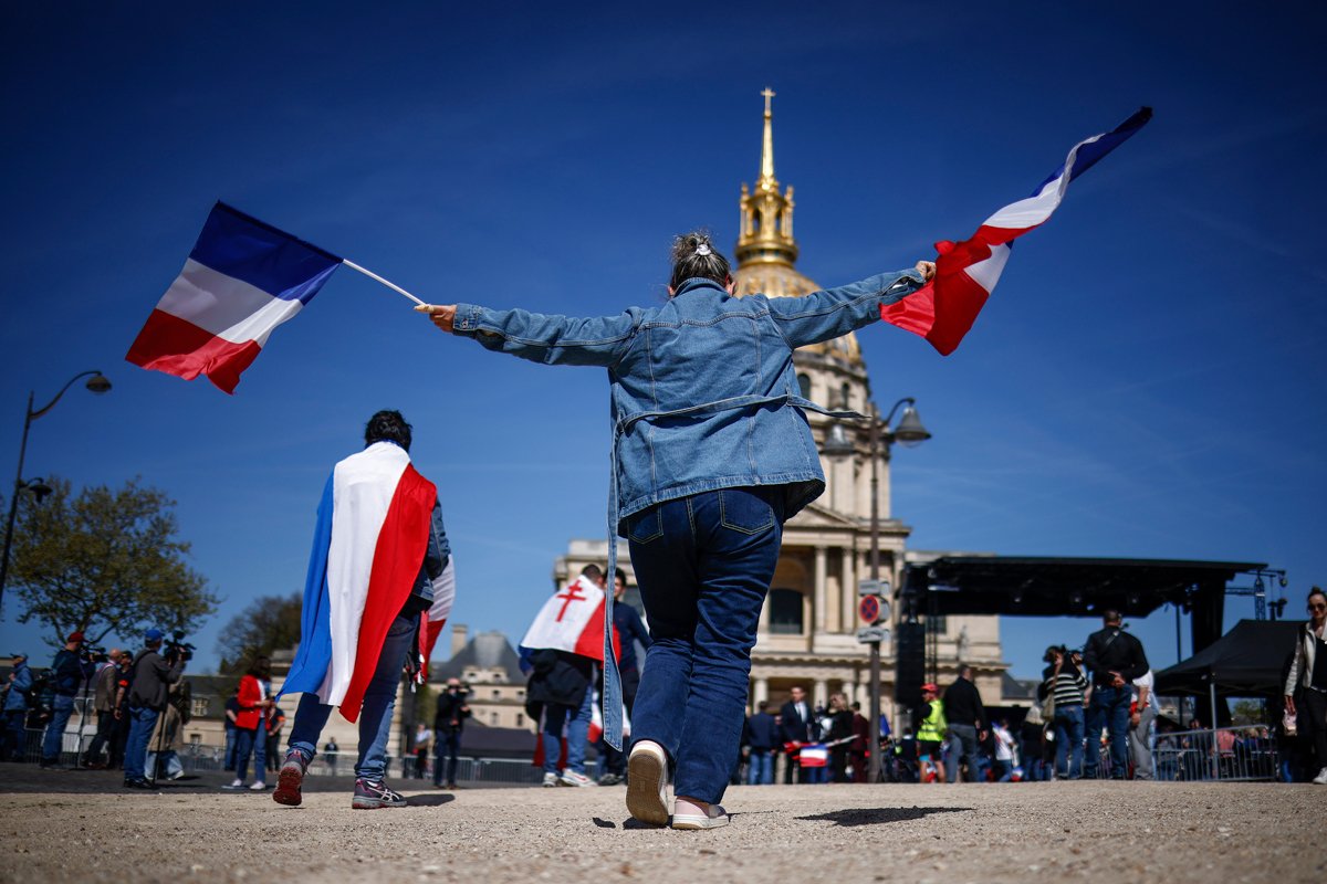 Сторонники «Национального Объединения» с французскими флагами на митинге в Париже, 6 апреля 2025 года. Фото: Yoan Valat / EPA