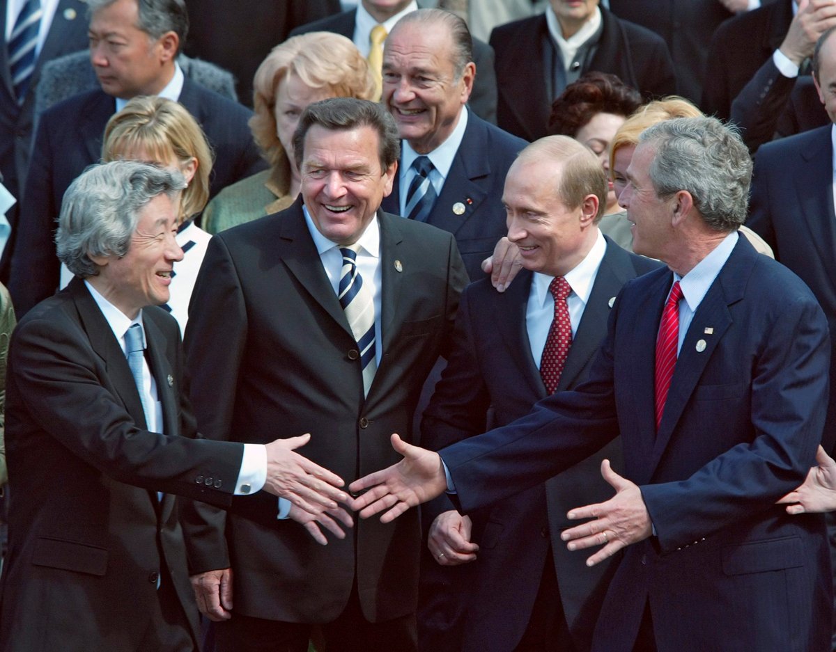 Премьер-министр Японии Дзюнъитиро Коидзуми, канцлер Германии Герхард Шрёдер, президент Франции Жак Ширак, Владимир Путин и президент США Джордж Буш после церемонии возложения венков к Могиле Неизвестного Солдата, Москва, 9 мая 2005 года. Фото: Дмитрий Астахов / Известия / EPA