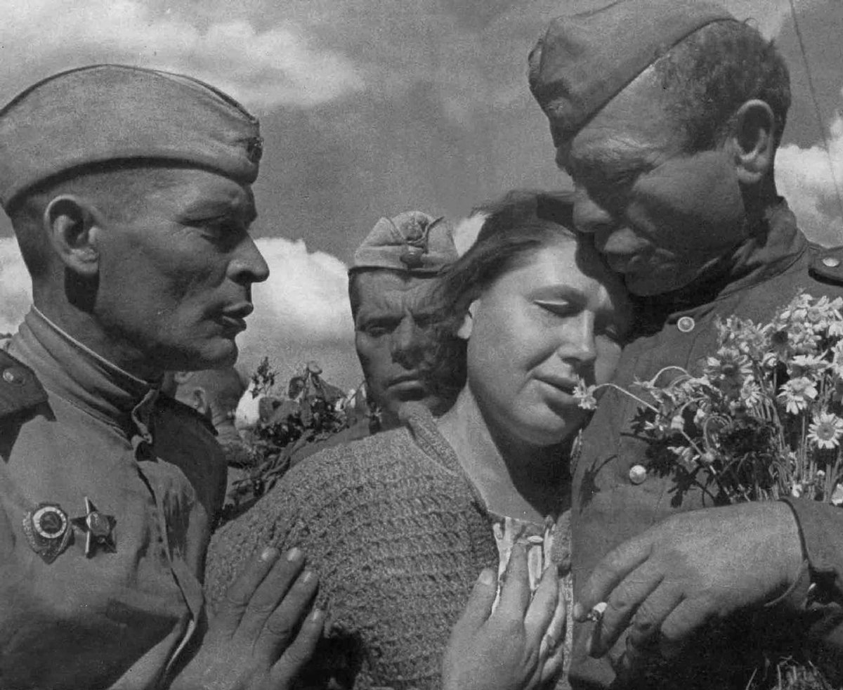Женщина встречает демобилизовавшегося мужа-фронтовика, 1945-1946 годы. Фото: Евгений Тиханов / ТАСС /  Wikimedia