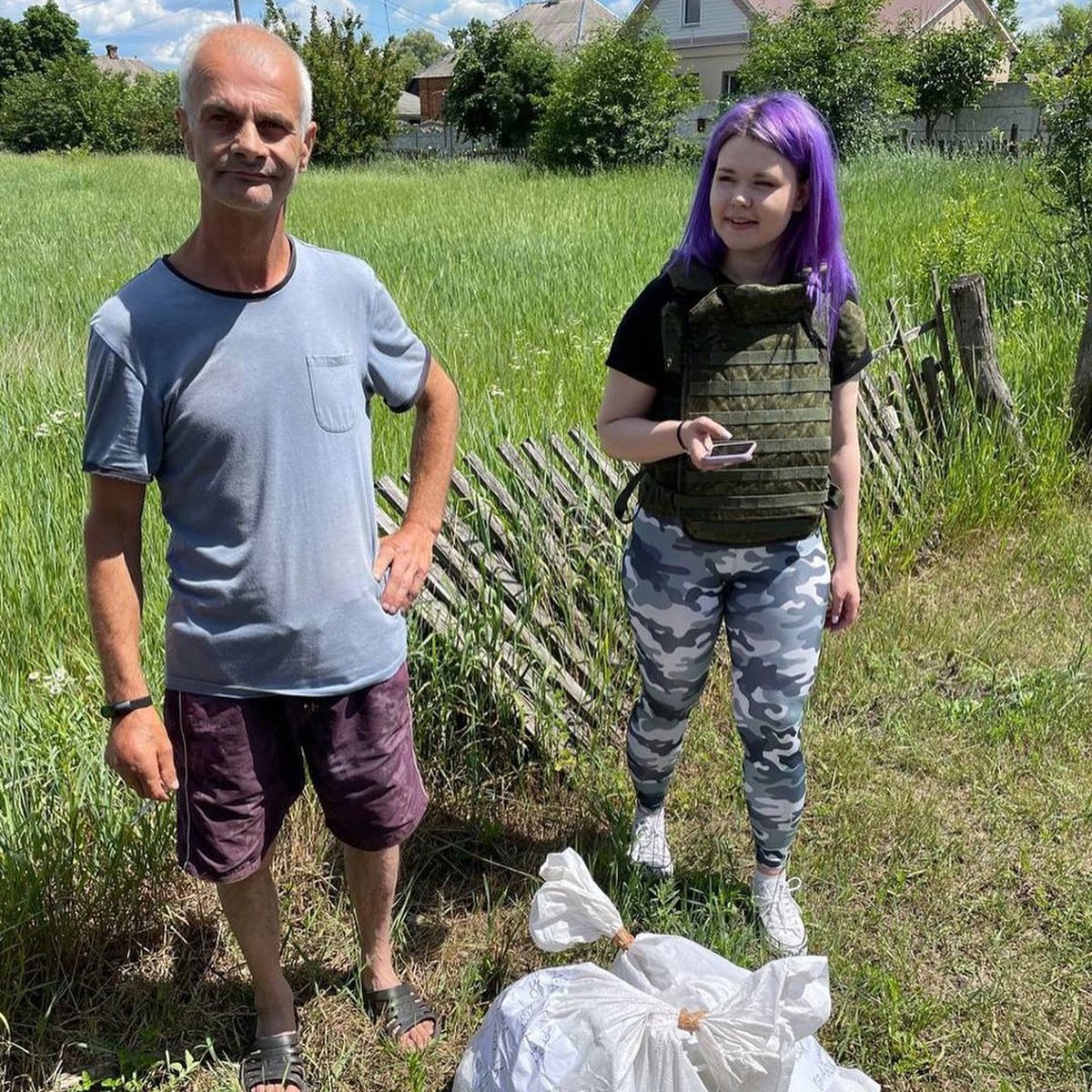 Надин во время передачи гуманитарной помощи в Харьковской области, июнь 2022 года. Фото: «Армия Красоток»