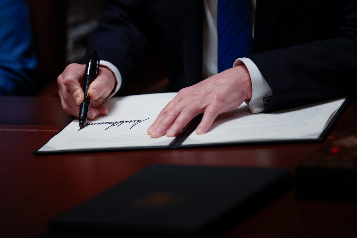 Дональд Трамп подписывает указы в Белом доме, Вашингтон, округ Колумбия, США, 25 марта 2025 года. Фото: Shawn Thew / EPA