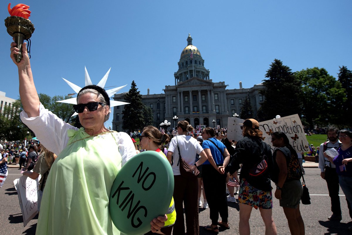 Участники акции протеста «Никаких королей» в Денвере, Колорадо, 14 июня 2025 года. Фото: Jason Connolly / AFP / Scanpix / LETA
