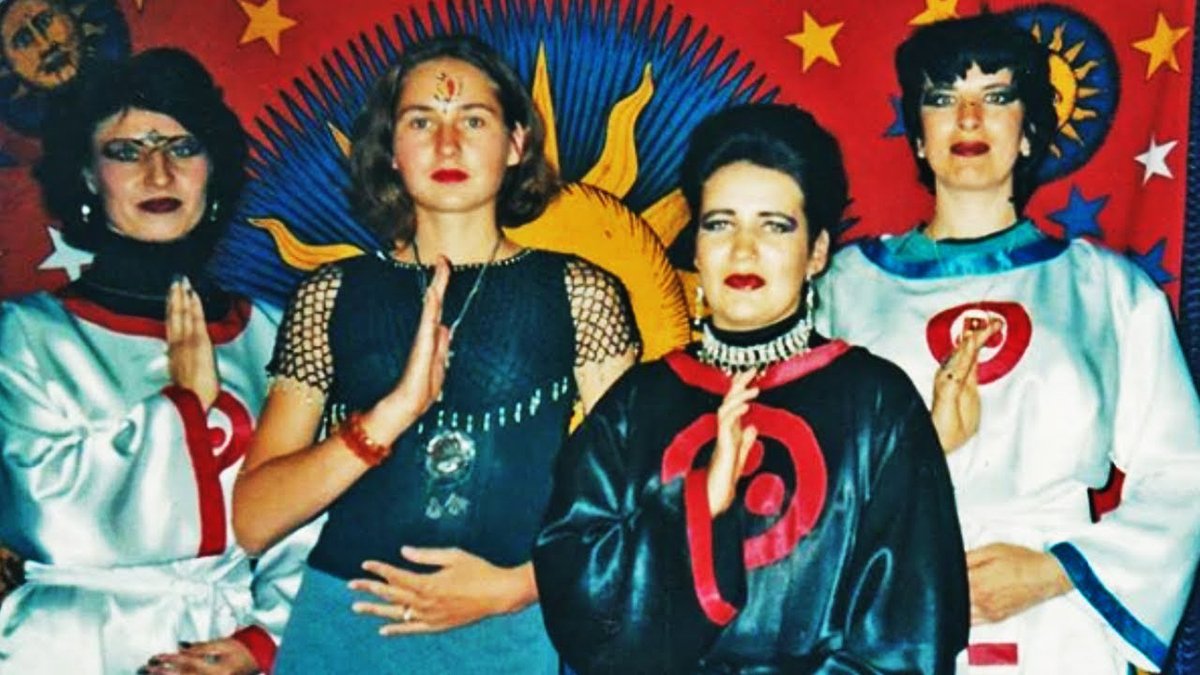 Адепты секты. Фото: скриншот видео / YouTube