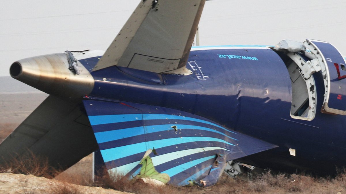 Хвост разбившегося в Актау самолета, 27 декабря 2024 года. Фото: Meiramgul Kussainova / Anadolu / Abaca Press / ddp images / Vida Press