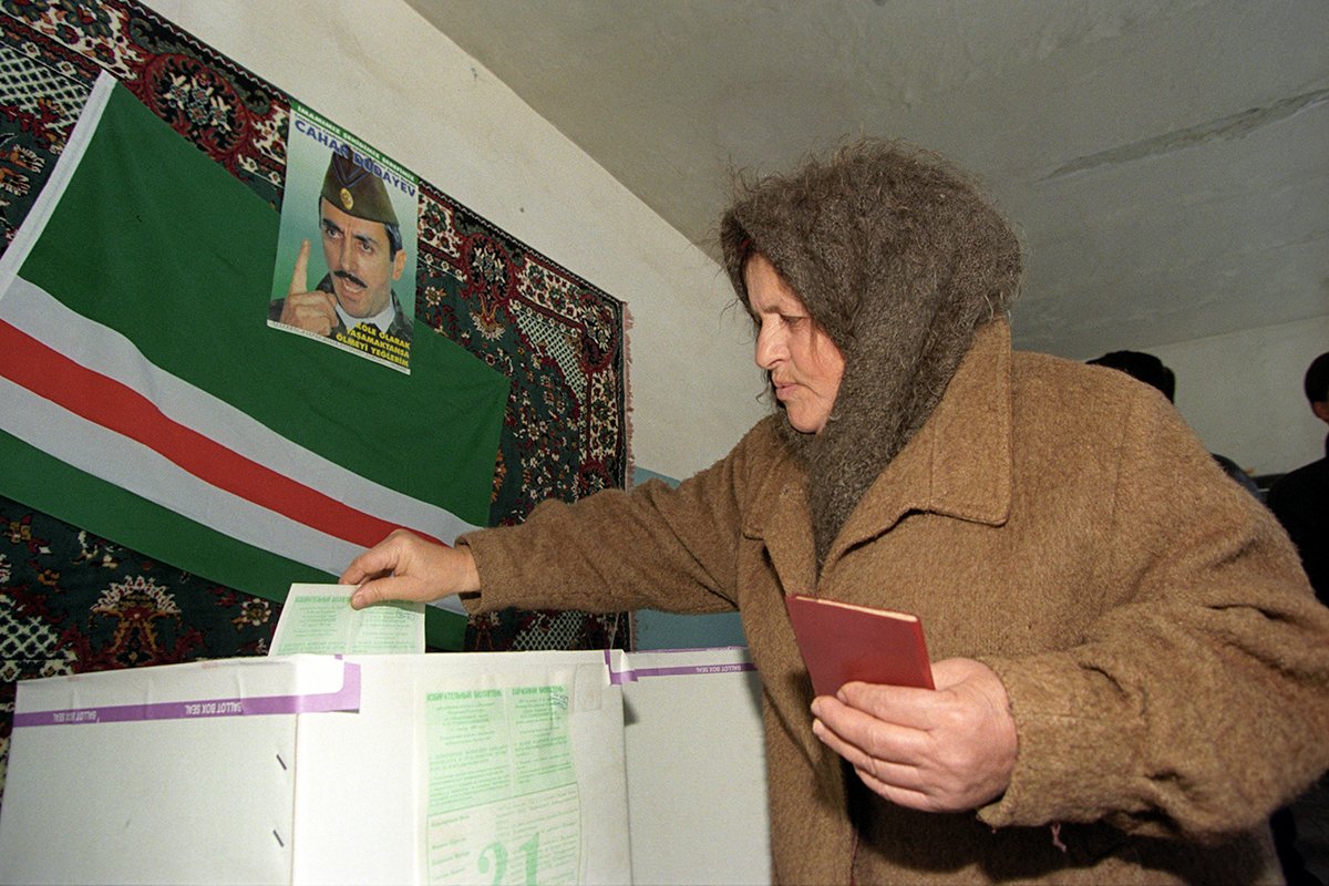 Чеченка голосует во время президентских выборов в селе Старые Атаги, Чечня, Россия, 27 января 1997 года