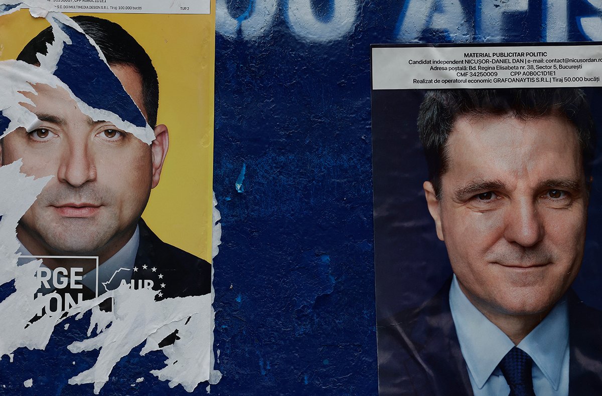 Рекламный щит с предвыборными плакатами кандидатов во второй тур президентских выборов 2025 года в Бухаресте, Румыния, 16 мая 2025 года. Фото: Robert Ghement / EPA-EFE