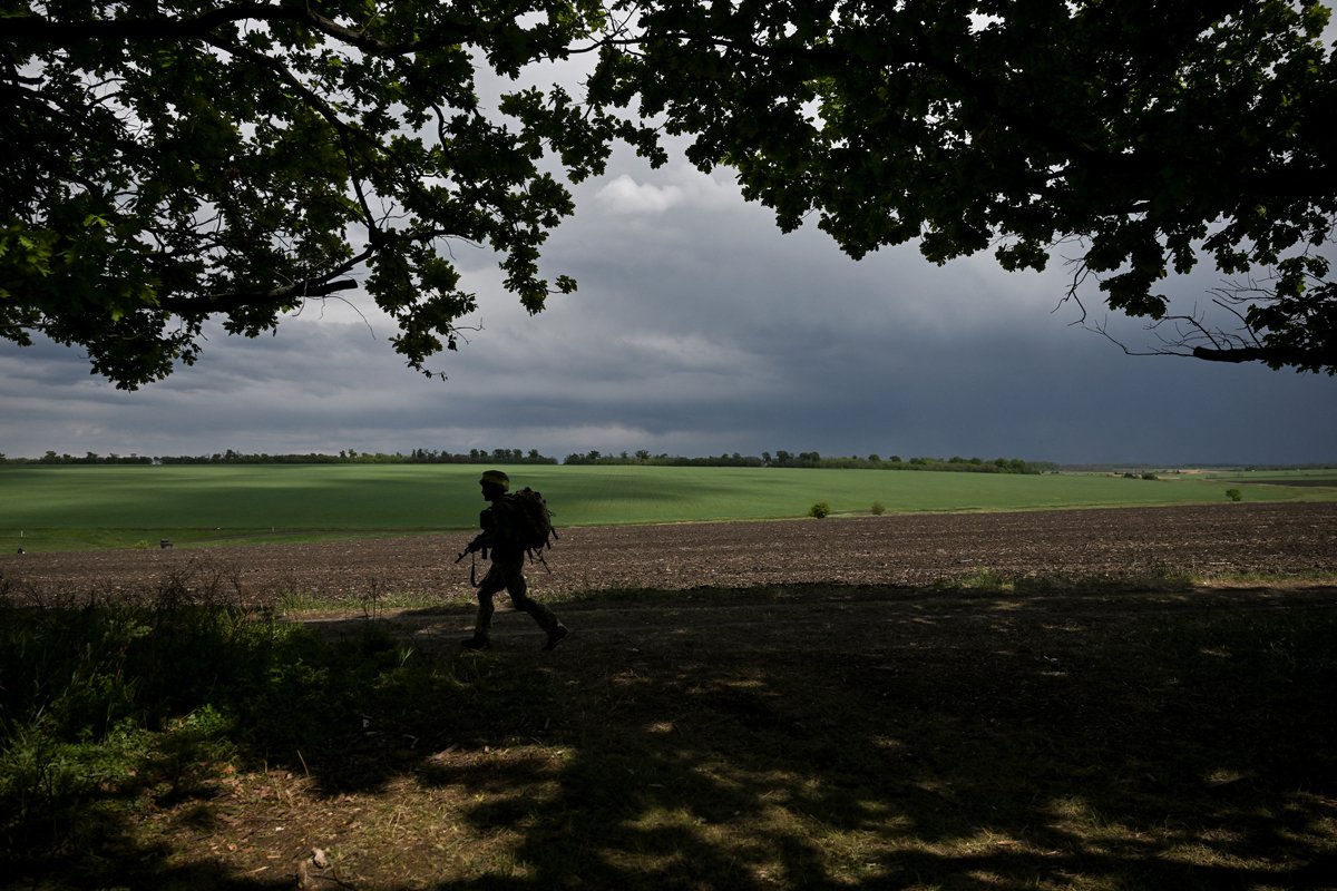 Украинский военнослужащий во время учений в Донецкой области, Украина, 14 мая 2025 года. Фото: Reuters / Scanpix / LETA