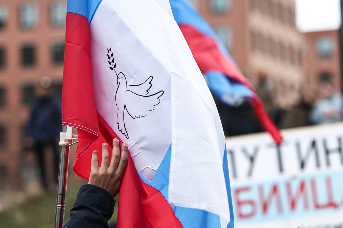 Российский флаг на акции протеста россиян в Берлине, 1 марта 2025 года. Фото: Hannes P. Albert / dpa / Scanpix / LETA