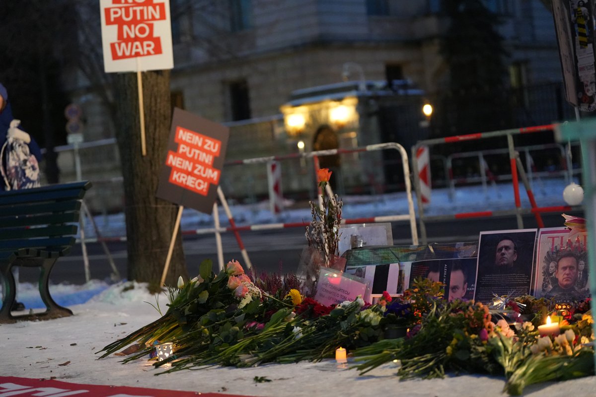 Мемориал в память Алексея Навального у российского посольства. Фото: voleemor / «Новая газета Европа»