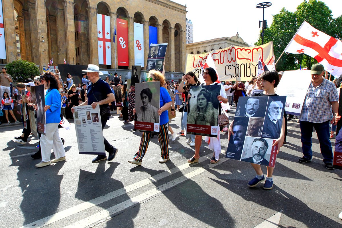Участники оппозиционного митинга во время празднования Дня независимости в Тбилиси, 26 мая 2025 года. Фото: Shakh Aivazov / AP Photo / Scanpix / LETA