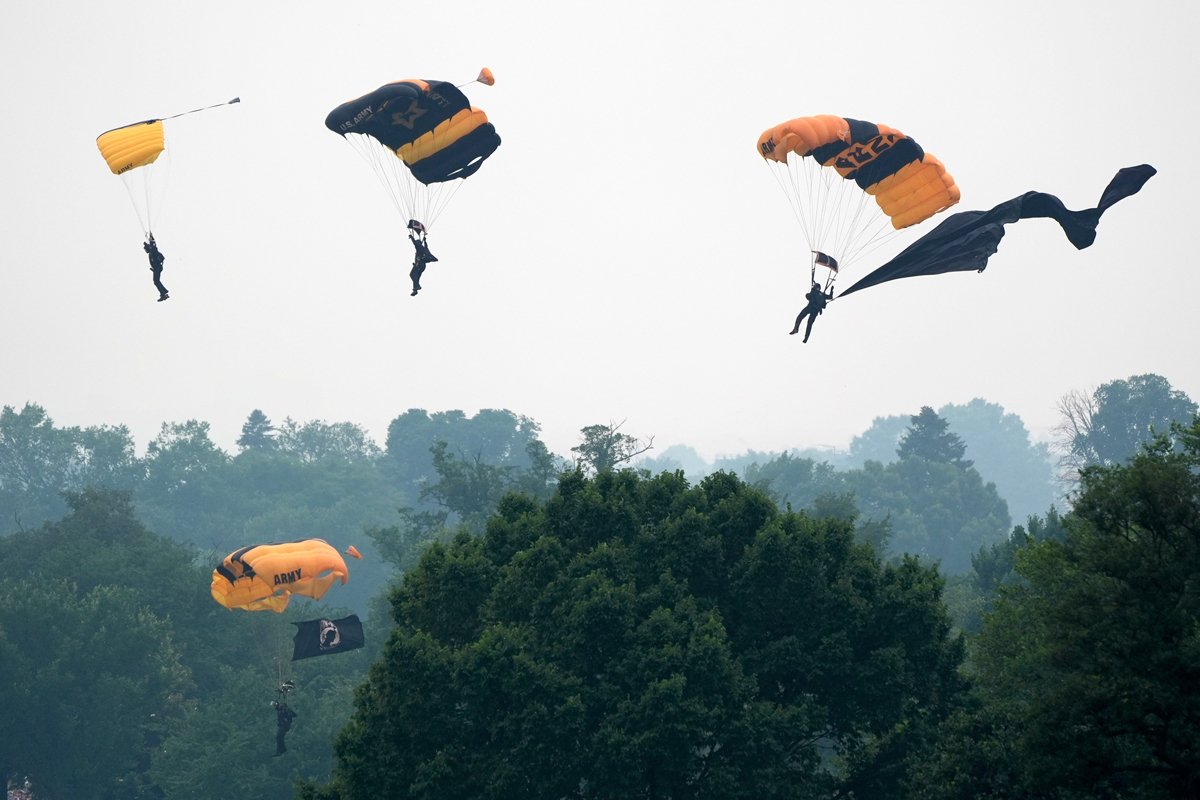 Члены парашютной группы армии США Golden Knights совершают приземление во время военного парада, Вашингтон, округ Колумбия, 14 июня 2025 года. Фото: Mark Schiefelbein / AP Photo / Scanpix / LETA