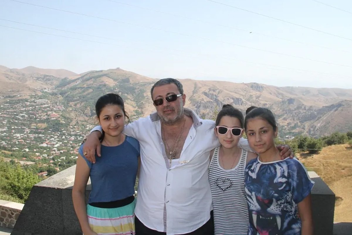 Михаил Хачатурян с дочерьми в Горисе, Армения, 27 августа 2014 года. Фото с личной страницы в  Одноклассниках