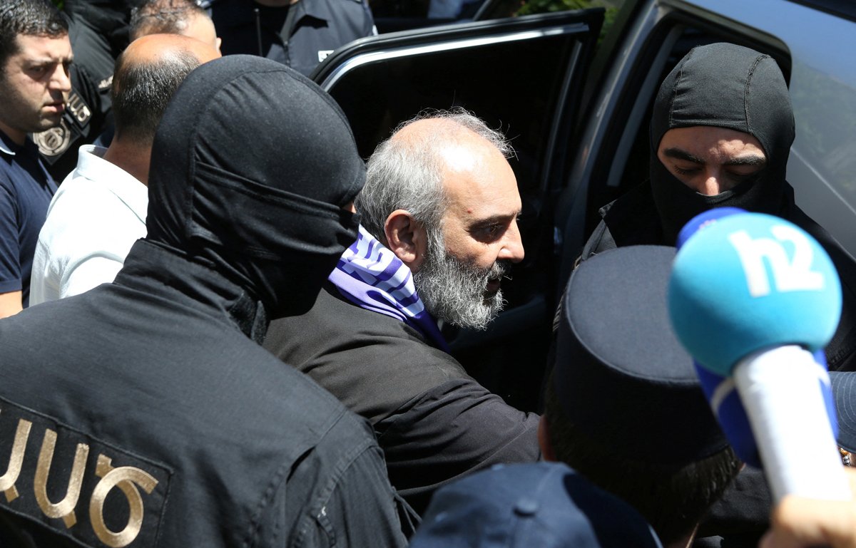 Сотрудники Службы национальной безопасности Армении арестовывают архиепископа Баграта Галстаняна Галстаняна в Ереване, Армения, 25 июня 2025 года. Фото: Melik Baghdasaryan / Photolure / Reuters / Scanpix / LETA