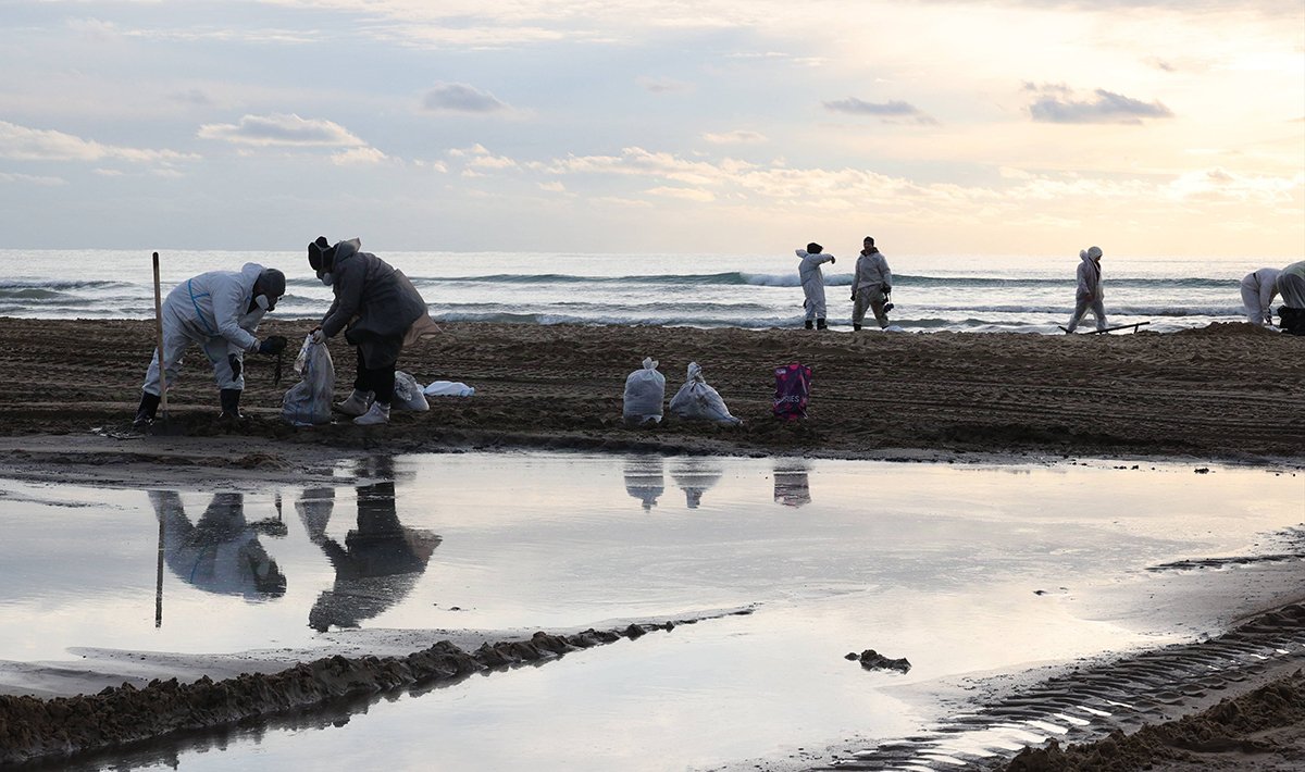 Волонтеры очищают пляж в Анапе после крушения двух танкеров в Керченском проливе, 5 января 2025 года. Фото: Семенова Мария / SIPA / Shutterstock / VIDA press