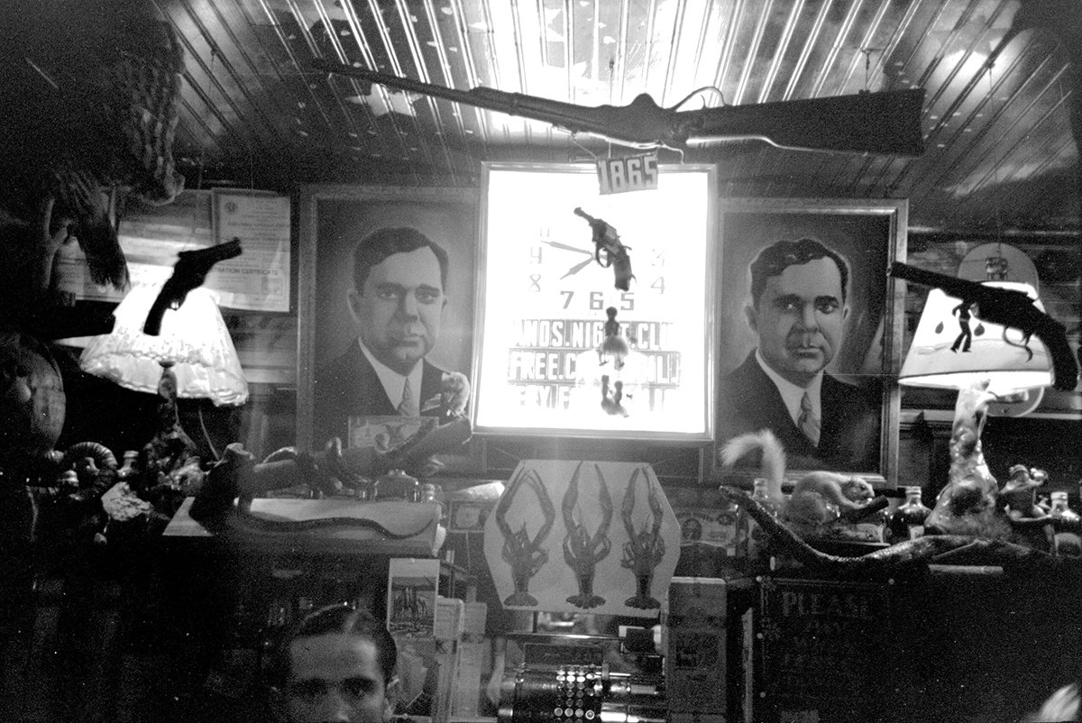 Интерьер бара в Рэйсленде c портретами Хьюи П. Лонга, штат Луизиана, США. Фото: Russell Lee / Wikimedia