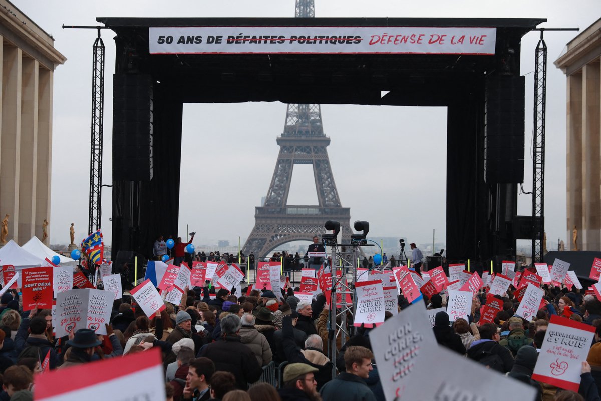 Участники акции «Марш за жизнь» выступающие против абортов и эвтаназии, на площади Трокадеро в Париже, Франция, 19 января 2025 года. Фото: Mohamad Salaheldin Abdelg Alsayed / Anadolu Agency / Abaca / Vida Press