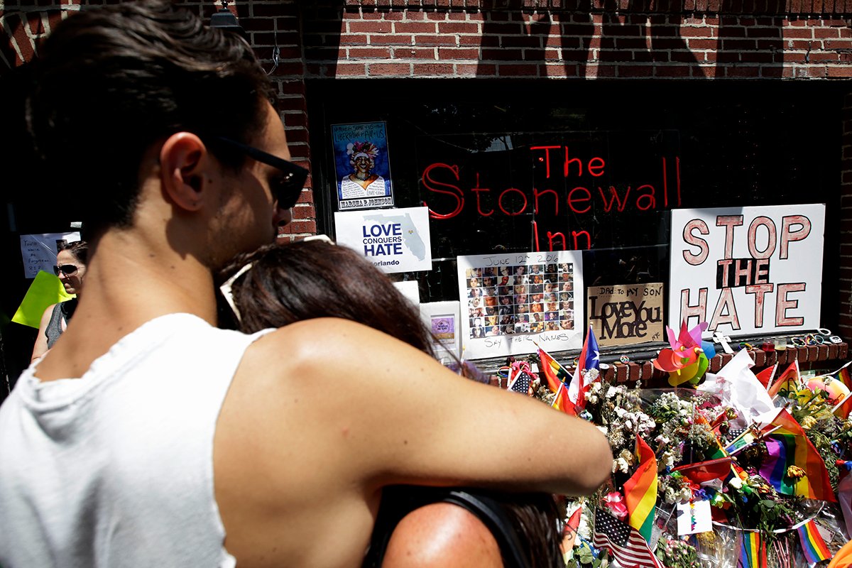 Люди у отеля Stonewall Inn перед началом 46-го ежегодного гей-парада в Нью-Йорке, США, 26 июня 2016 года. Фото: Peter Foley / EPA