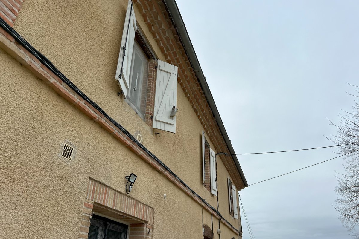 Телефон в кроссовке на окне дома для просителей убежища. Фото: Алена Ицкова, специально для «Новой газеты Европа»