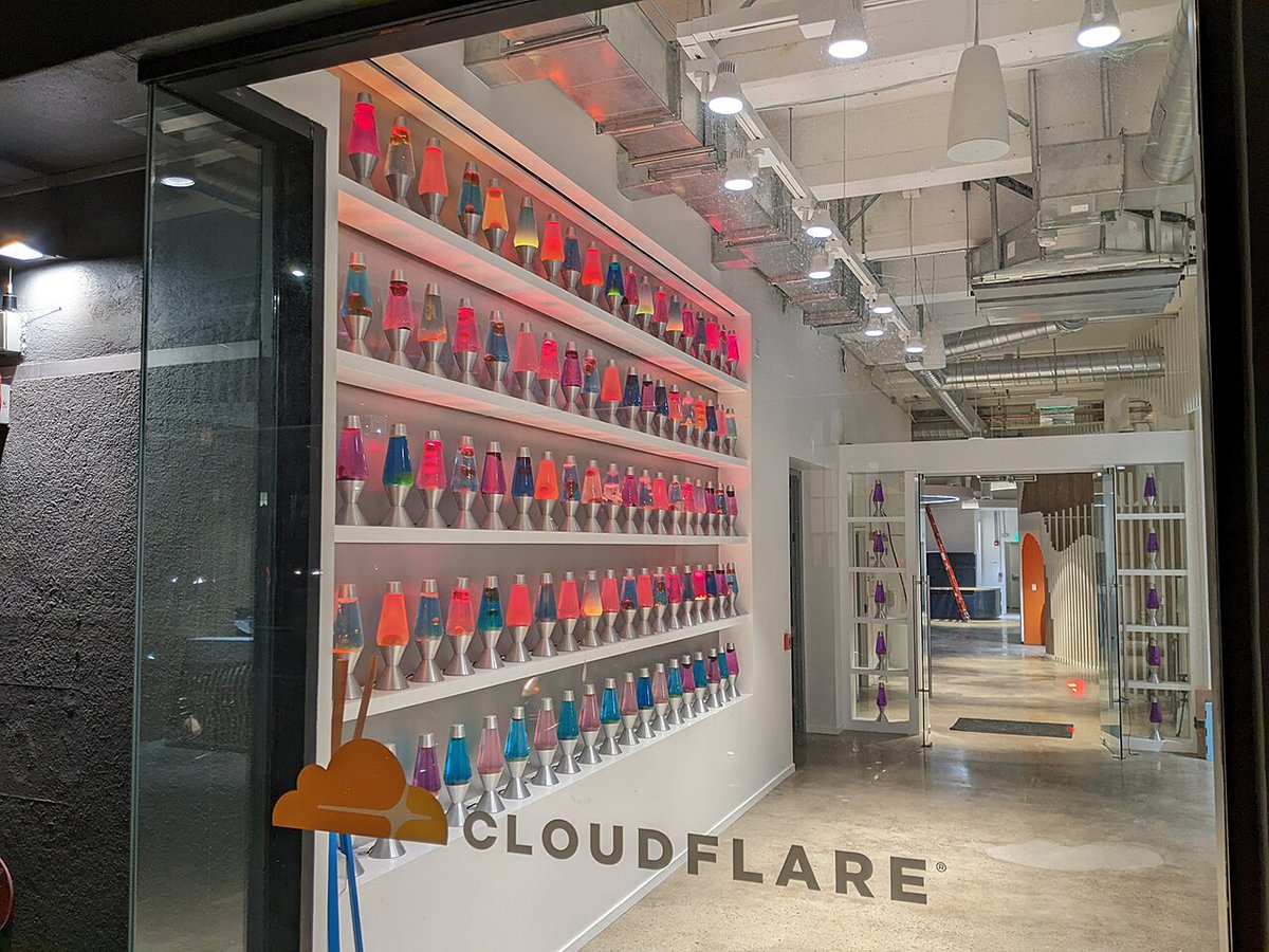Вход в офис Cloudflare на Таунсенд-стрит, 101 в Сан-Франциско. Фото: Wikimedia