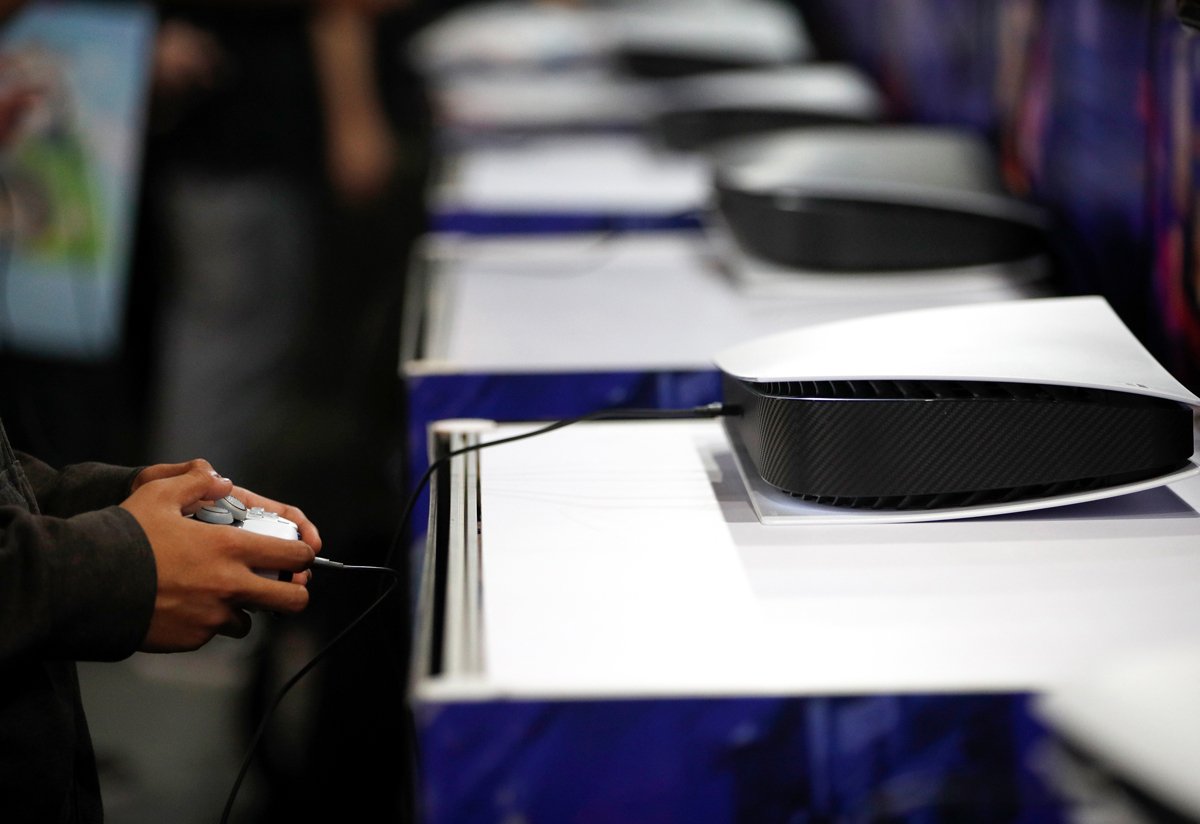 Геймер рассматривает Sony PlayStation 5 или PS5 на выставке Thailand Game Show 2024 в Бангкоке, Таиланд, 18 октября 2024 года. Фото: Rungroj Yongrit / EPA-EFE