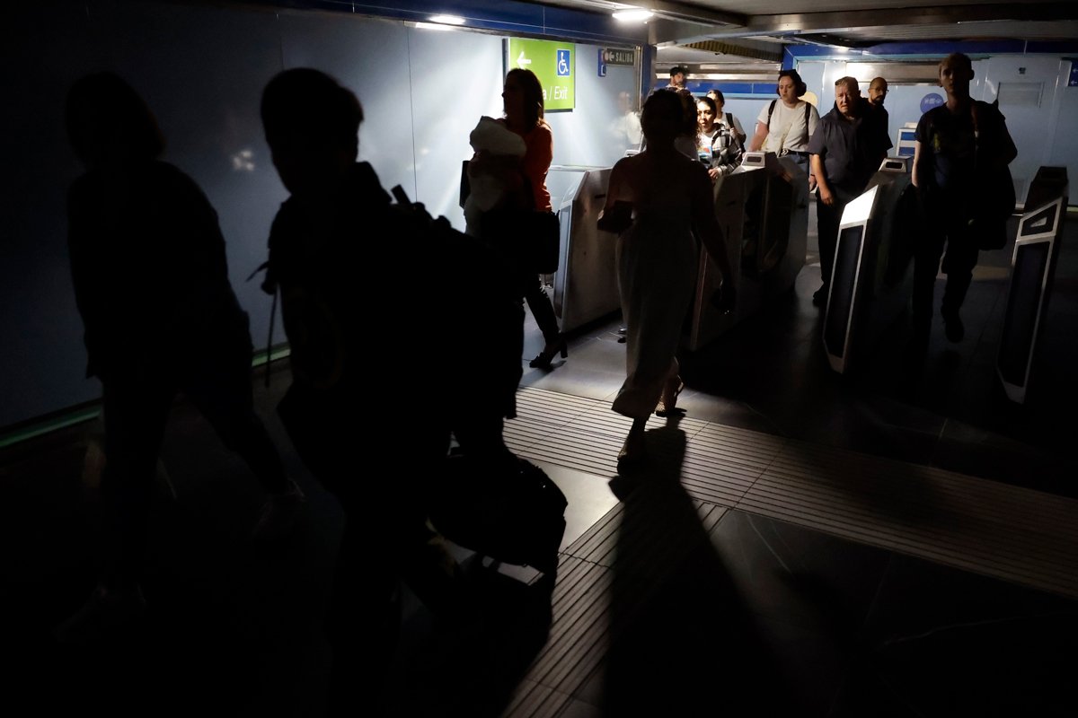 Пассажиры покидают станцию метро после отключения электроэнергии в Мадриде, 28 апреля 2025 года. Фото: Mariscal / EPA