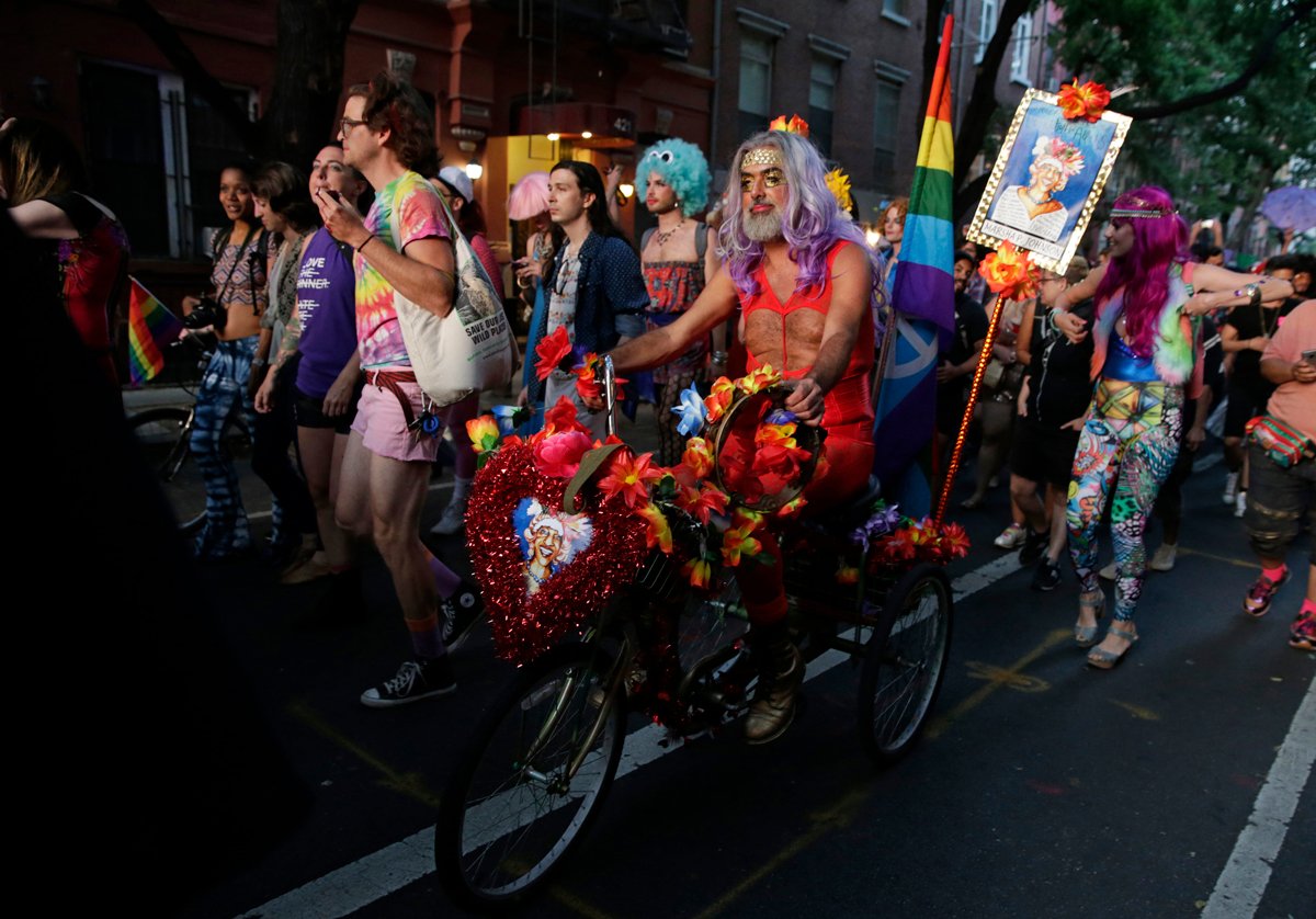 Ежегодный NYC Drag March в районе Ист-Виллидж на Манхэттене, Нью-Йорк; шествие началось в парке Томпкинс-Сквер и завершилось у бара Stonewall Inn, 24 июня 2016 года. Фото: Jason Szenes / EPA