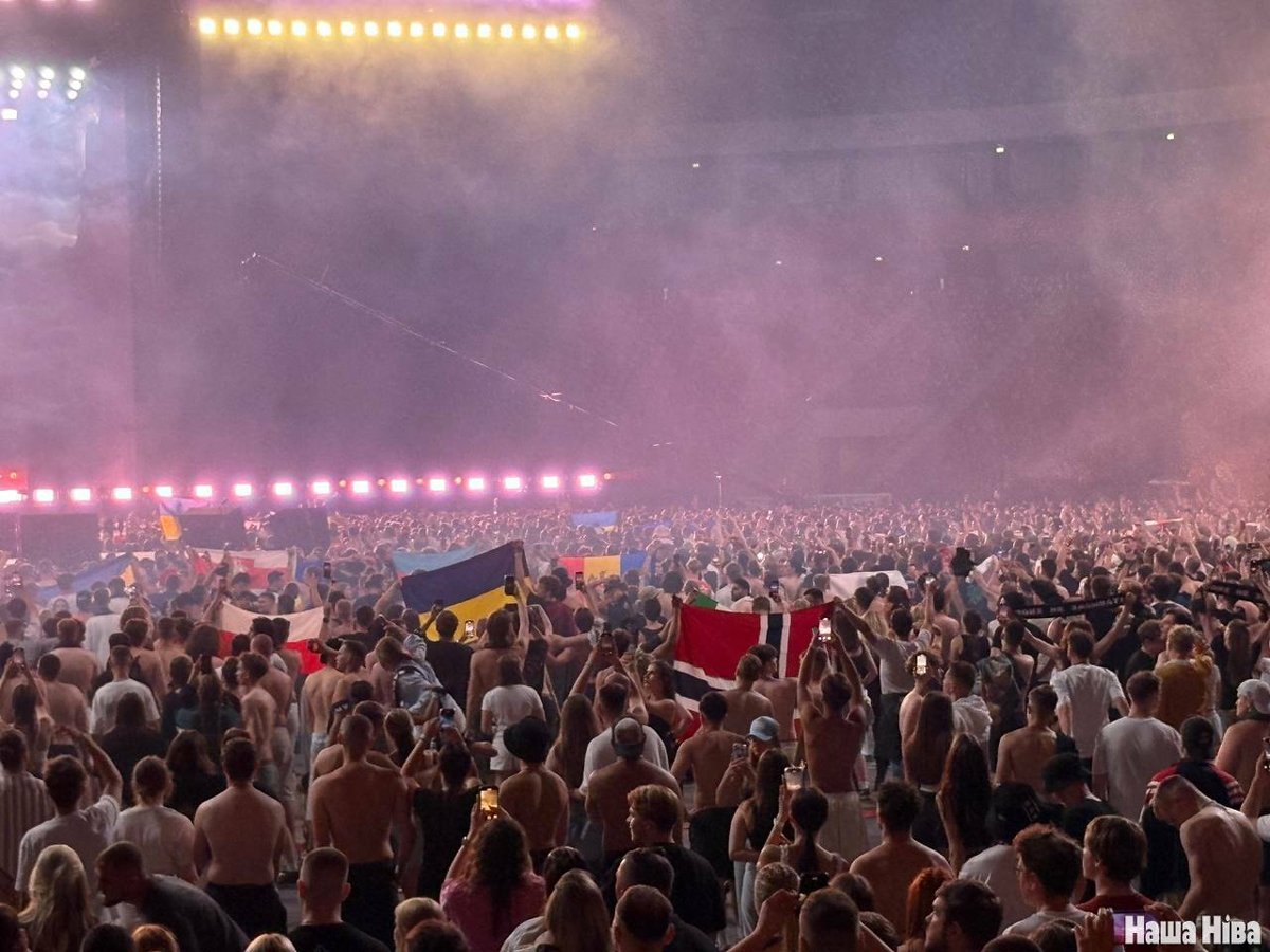 Зрители с флагами на концерте Макса Коржа, Варшава, 9 августа 2025 года. Фото:  Наша Ніва