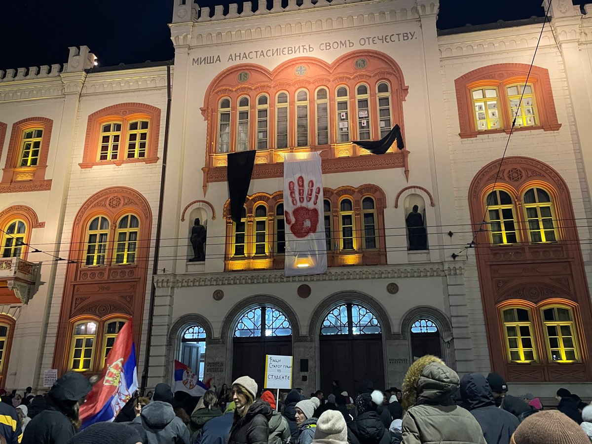 Фасад главного здания университета. Фото: Илья Азар / «Новая газета Европа»