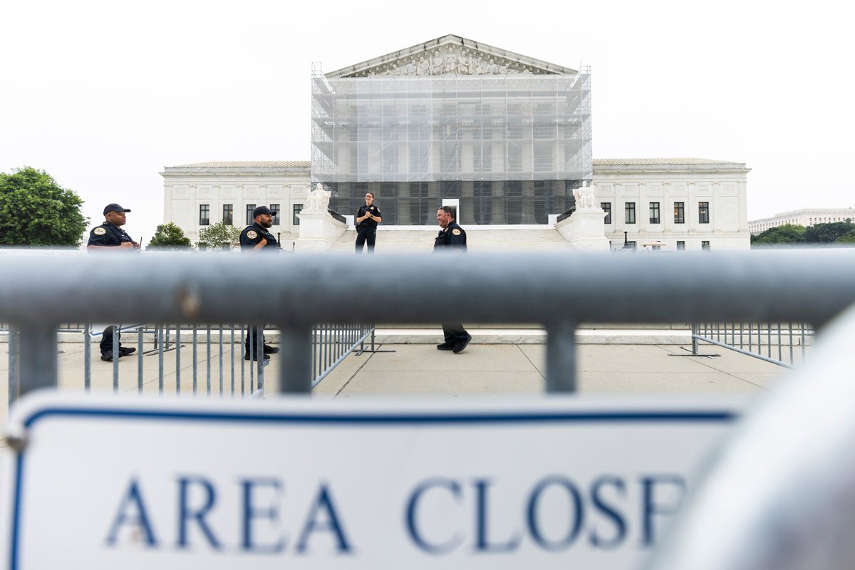 Полиция у здания Верховного суда, Вашингтон, округ Колумбия, США, 27 июня 2025 года. Фото: Jim Lo Scalzo / EPA