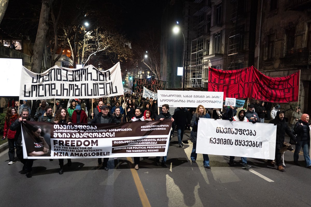 Участники акции протеста несут плакаты в поддержку задержанной Мзии Амаглобели, Тбилиси, 29 января 2025 года. Фото: Jerome Gilles / NurPhoto / Shutterstock / Rex Features / Vida Press