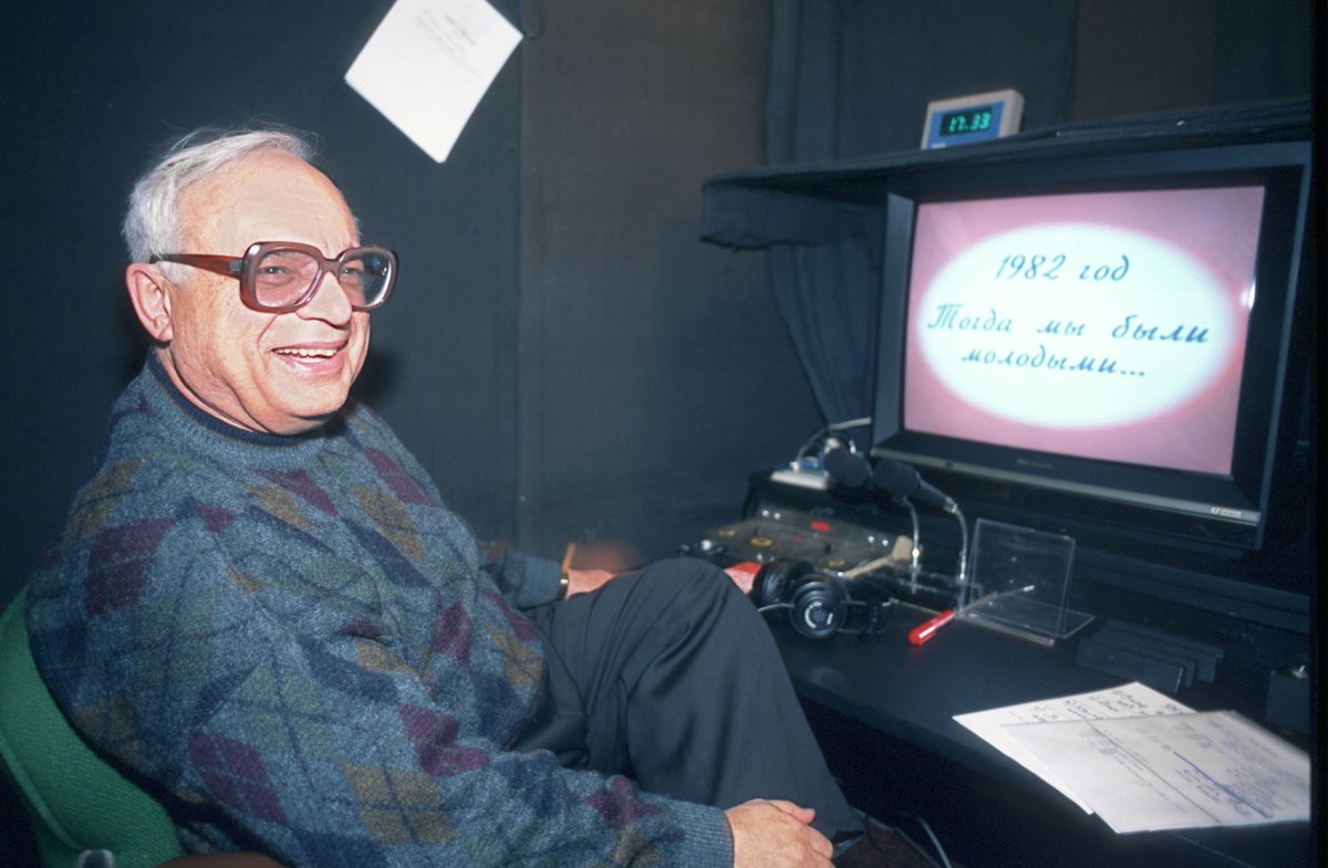 Владимир Ворошилов в телевизионной аппаратной во время монтажа передачи «Что? Где? Когда?», 12 января 1996 года. Фото: Эдди Опп / Коммерсантъ / Sipa USA / Vida Press