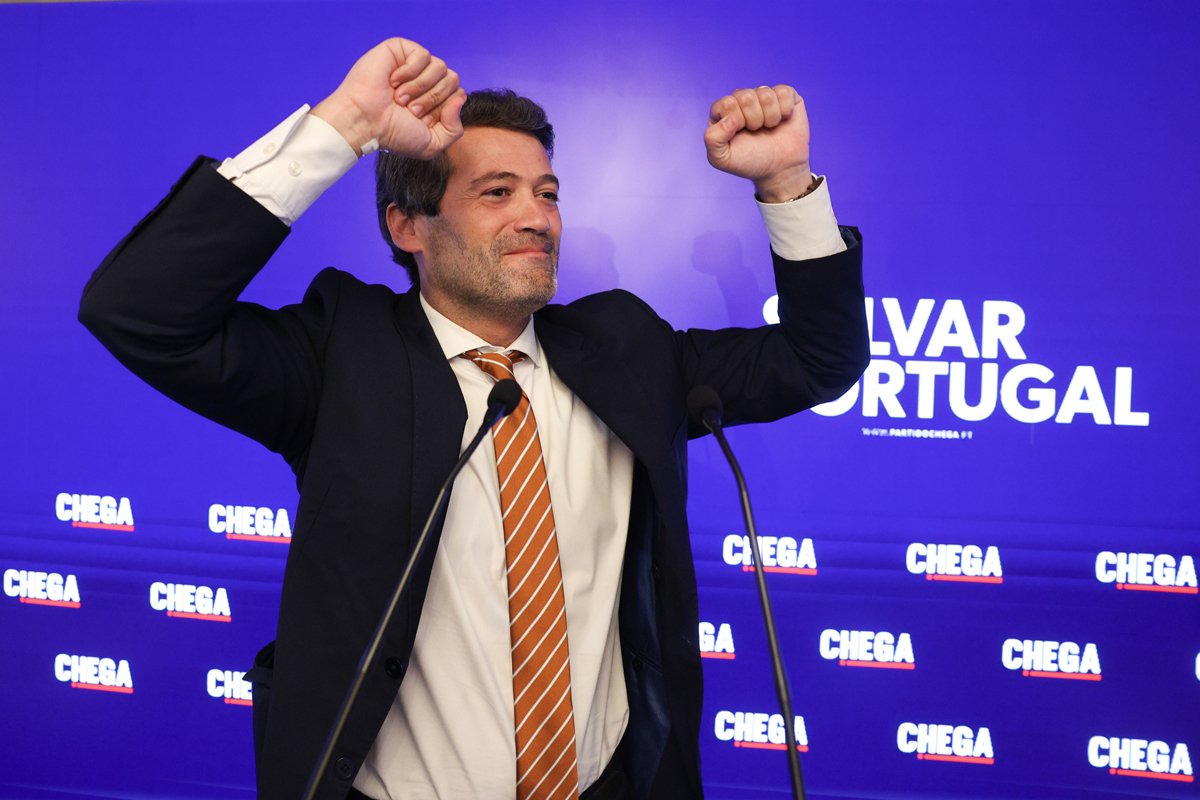 Лидер партии «Хватит» Андре Вентура выступает перед сторонниками в штабе партии в Лиссабоне, 18 мая 2025 года. Фото: Tiago Petinga / EPA