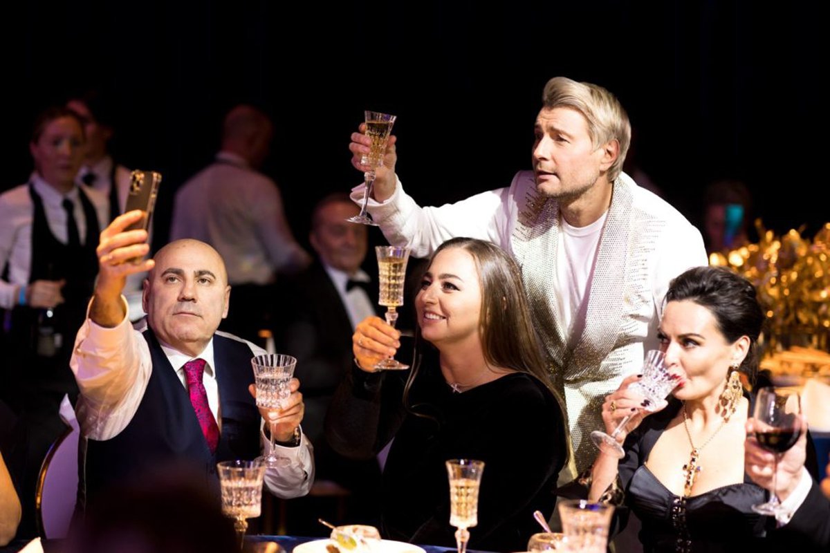 Анна Краснова (в центре) на праздновании дня рождения Николая Баскова, октябрь 2021 года. Фото:  LAPINO HALL