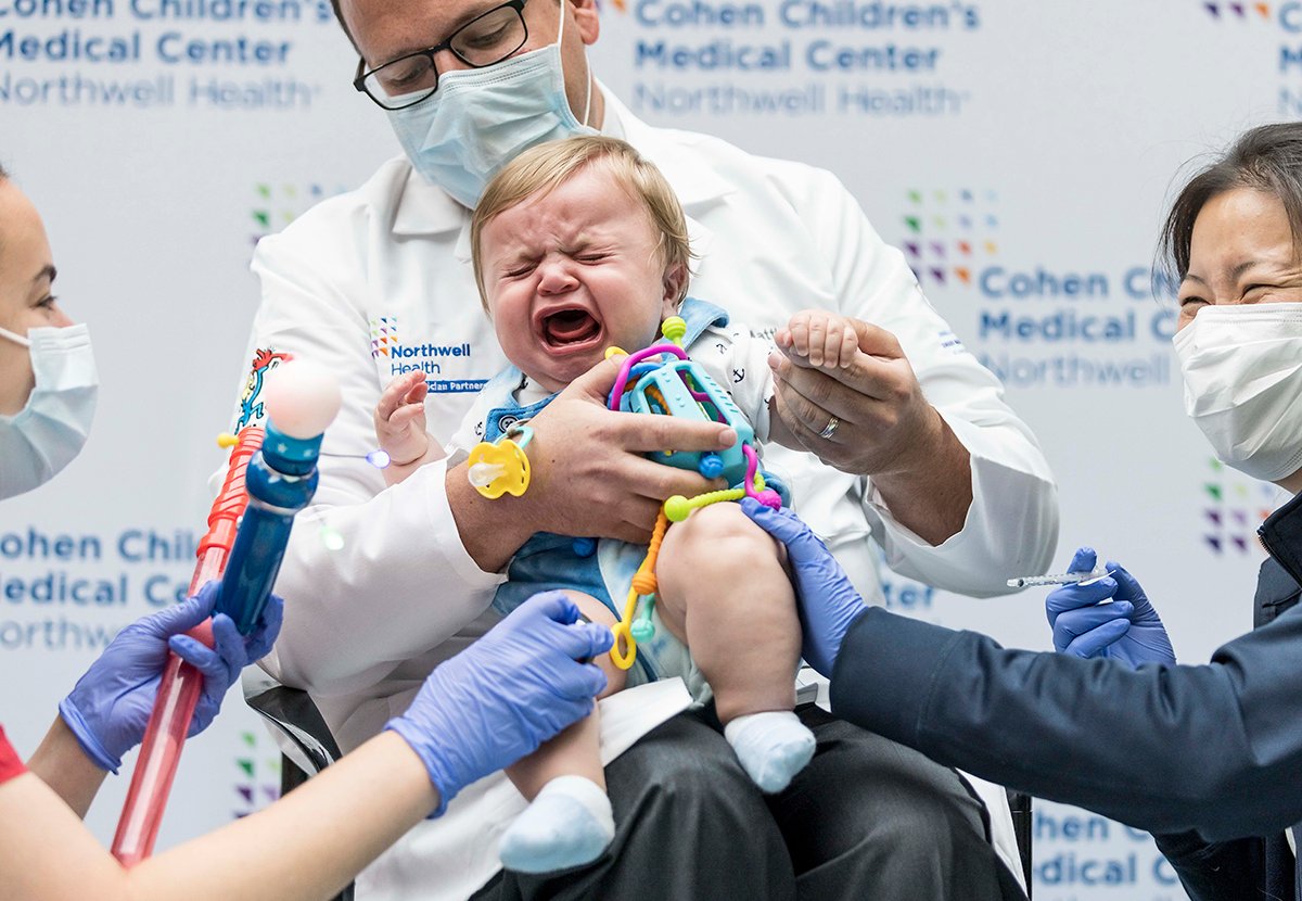 Вакцинация от коронавируса 9-месячного ребенка в Нью-Йорке, США, 22 июня 2022 года. Фото: Justin Lane / EPA-EFE