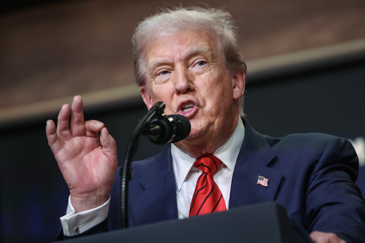 Дональд Трамп отвечает на вопросы журналистов в Южном зале Белого дома, Вашингтон, округ Колумбия, США, 5 августа 2025 года. Фото: Samuel Corum / EPA