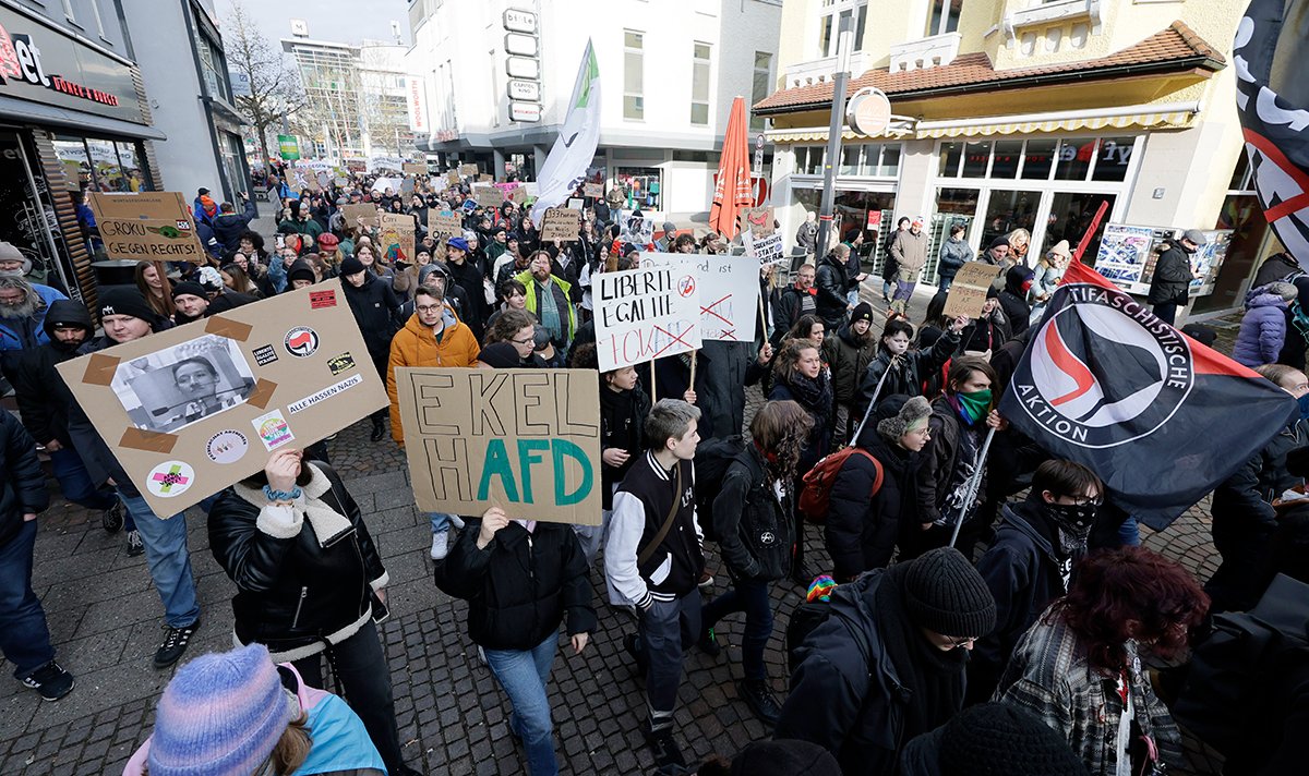 Акция протеста против избирательной кампании партии «Альтернатива для Германии» (AfD) в Хайденхайме, Германия, 9 февраля 2025 года. Фото: Ronald Wittel / EPA-EFE