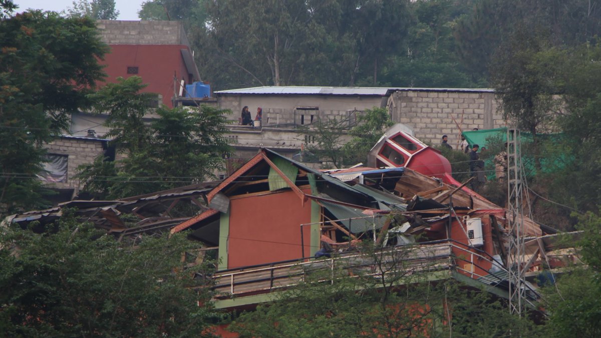 Разрушенная мечеть после ракетных ударов Индии по Музаффарабаду, столице контролируемой Пакистаном части Кашмира, 7 мая 2025 года. Фото: Amiruddin Mughal / EPA