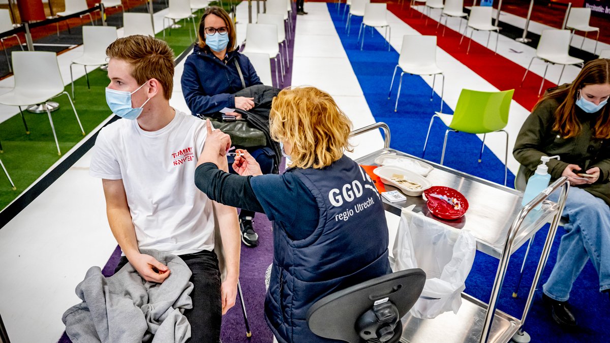 Вакцинация против ВПЧ в Утрехте, Нидерланды, 4 марта 2023 года. Фото: Robin Utrecht / Action Press / Vida Press