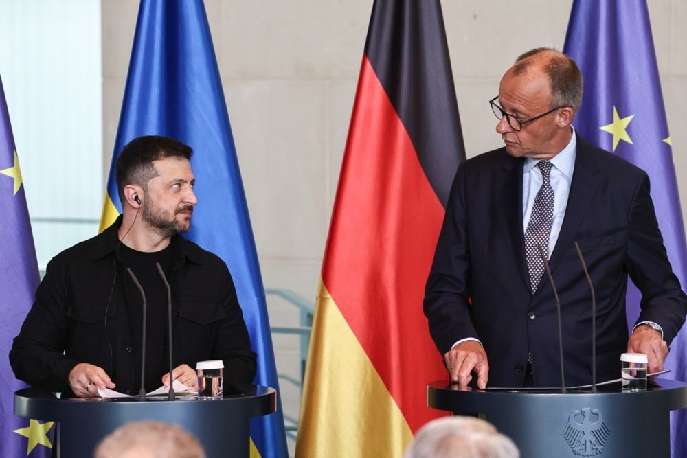 Канцлер Германии Фридрих Мерц и президент Украины Владимир Зеленский принимают участие в пресс-конференции в Берлине. Фото: Filip Singer / EPA