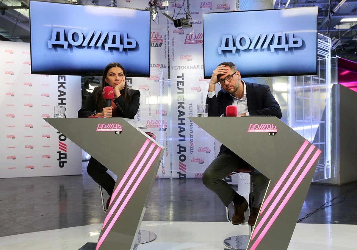 Генеральный директор телеканала «Дождь» Наталья Синдеева и Александр Винокуров во время прямой трансляции пресс-конференции в студии компании в Москве, Россия, 4 февраля 2014 года. Фото: Сергей Чириков / EPA