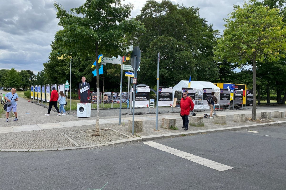 Палаточный лагерь у здания рейхстага, Берлин, 8 июля 2022 года. Фото: Дмитрий Баграш /  Facebook