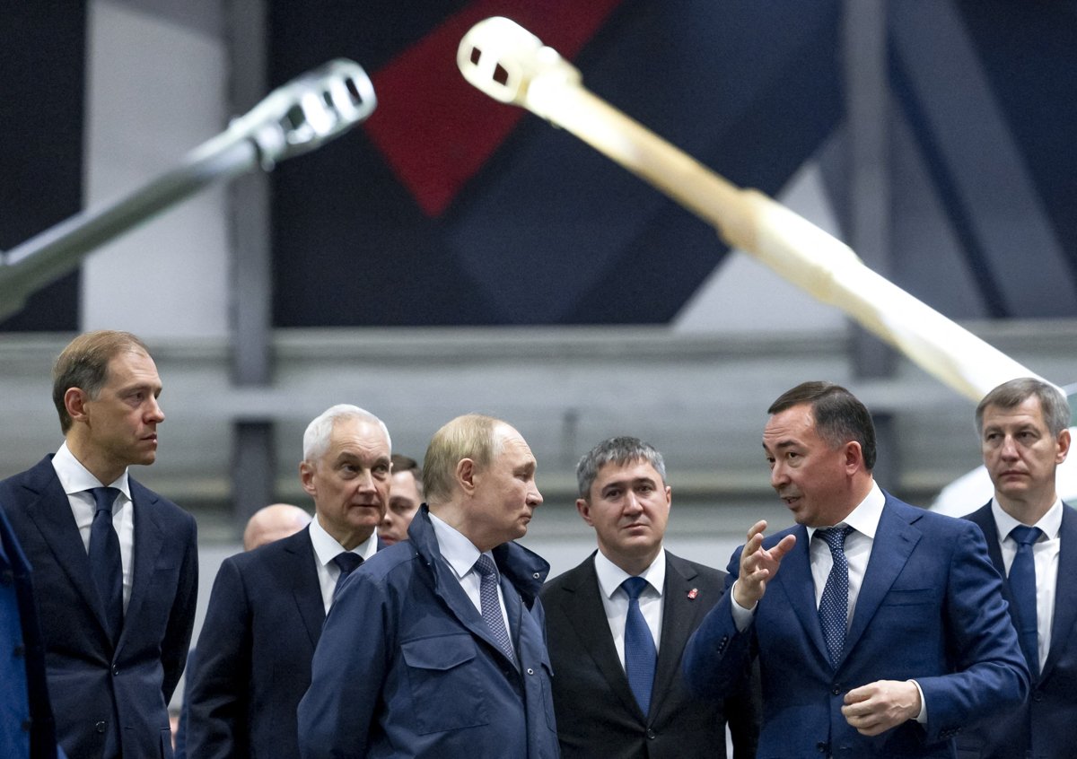 Владимир Путин посещает завод по производству военной техники «Мотовилихинские заводы» в Перми 19 сентября 2025 года. Фото: Гавриил Григоров / POOL / AFP / Scanpix