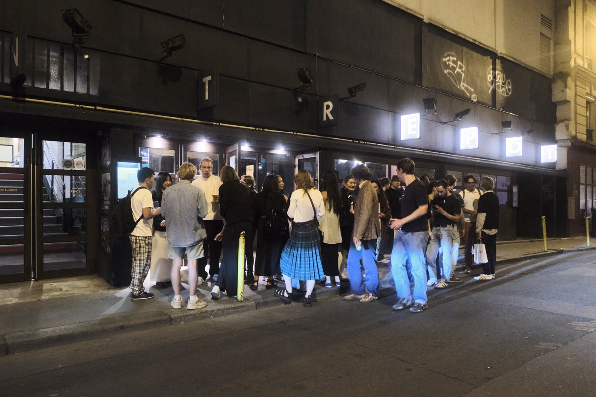 Очередь у входа в кинотеатр L’Entrepôt в Париже. Фото: Engelis production