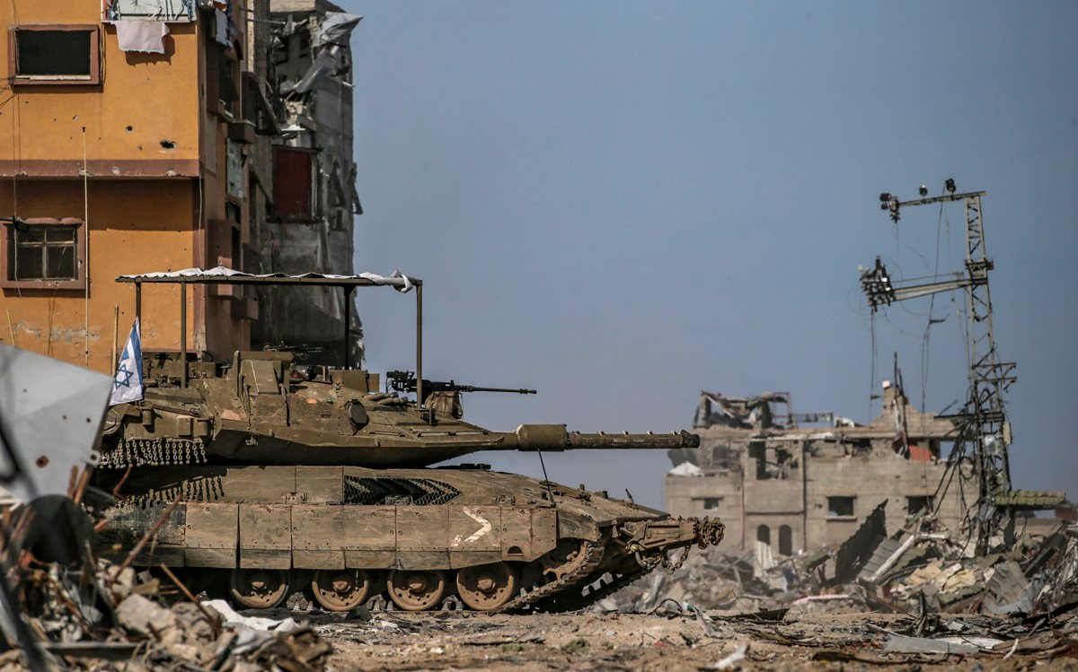 Израильский танк на улице в Рафахе, сектора Газа, 19 января 2025 года. Фото: Mohammed Saber / EPA