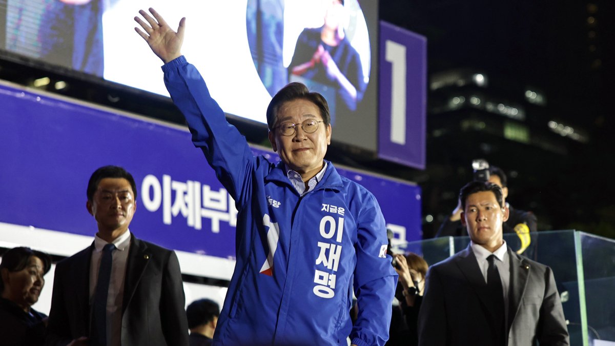 Ли Чжэ Мён приветствует сторонников на предвыборном митинге по случаю президентских выборов, Сеул, 2 июня 2025 года. Фото: Andres Martinez Casares / EPA